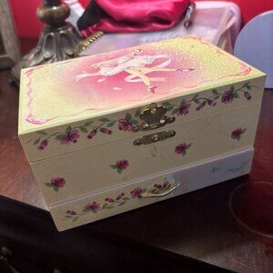 🌸 A Delicate, Vintage‑Style Ballerina Jewelry Box